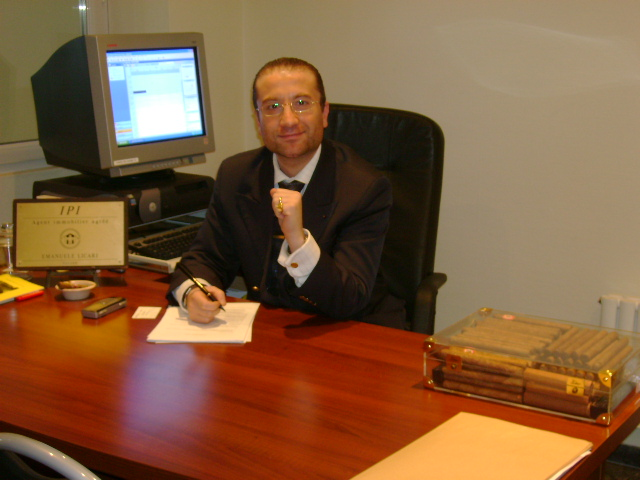 Emanuele au bureau.